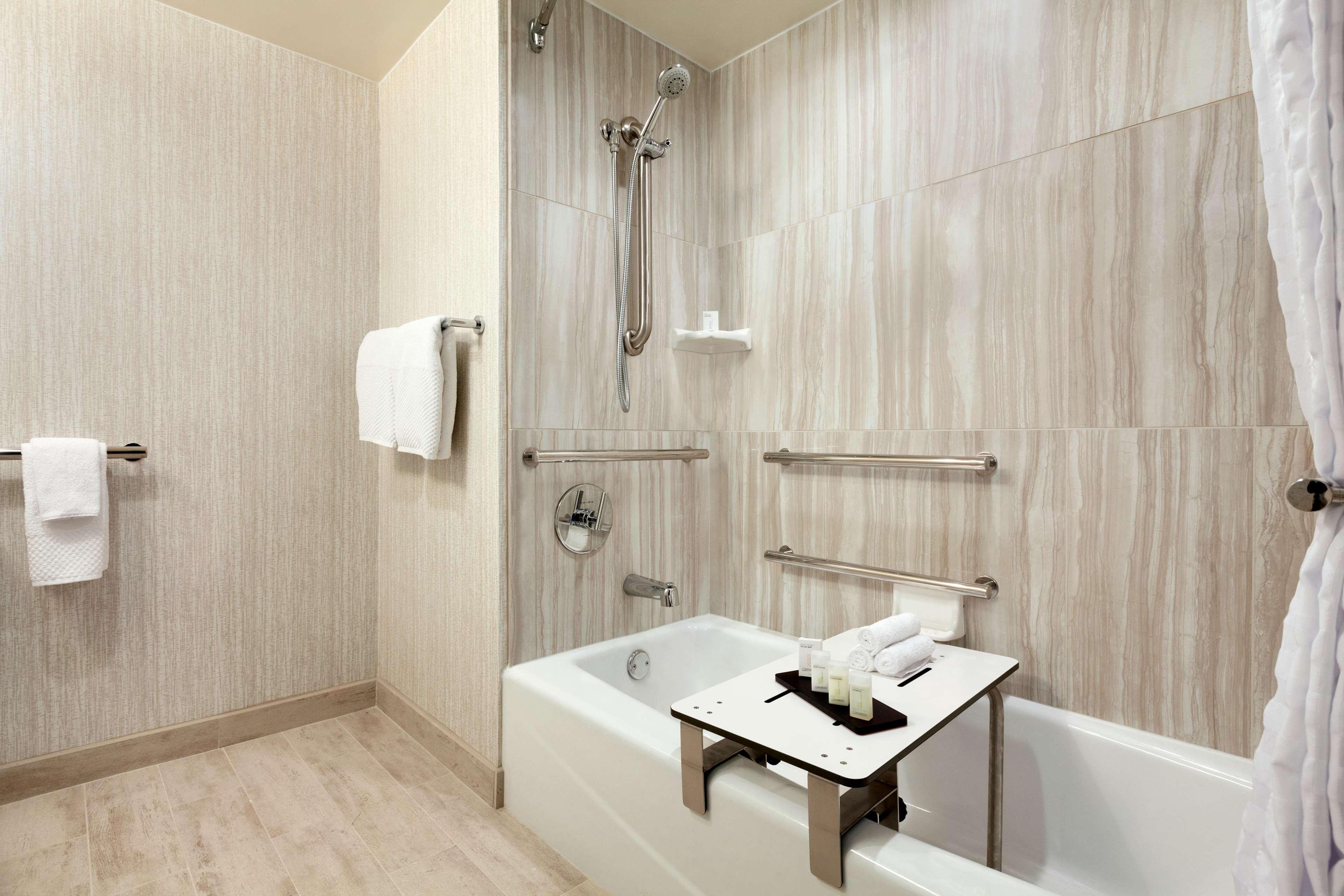Embassy By Hilton - North Orange County Hotel 3*