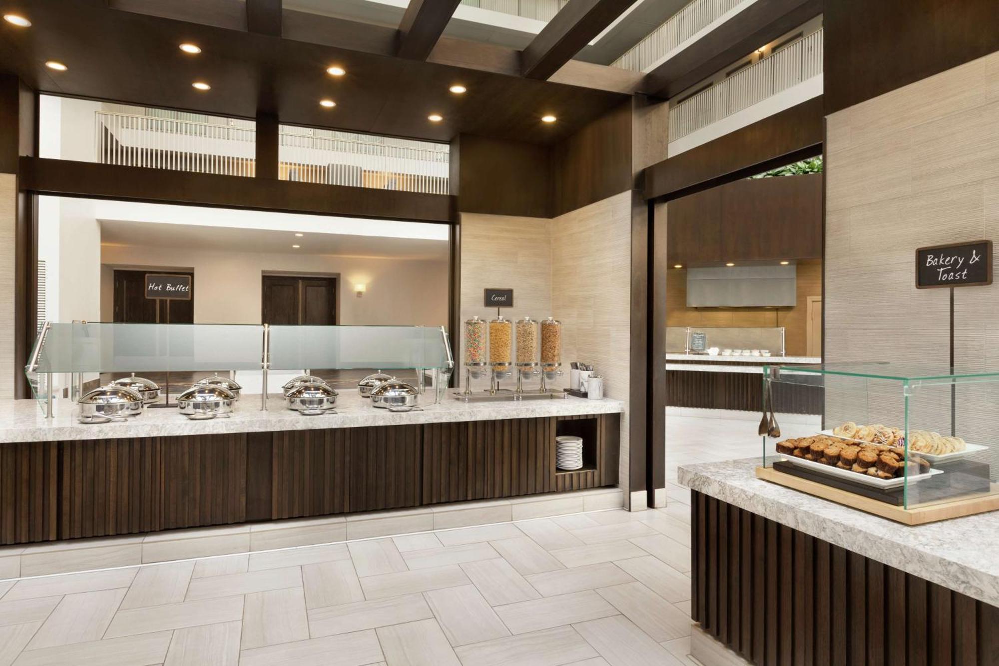 Hotel Embassy By Hilton - North Orange County 3*