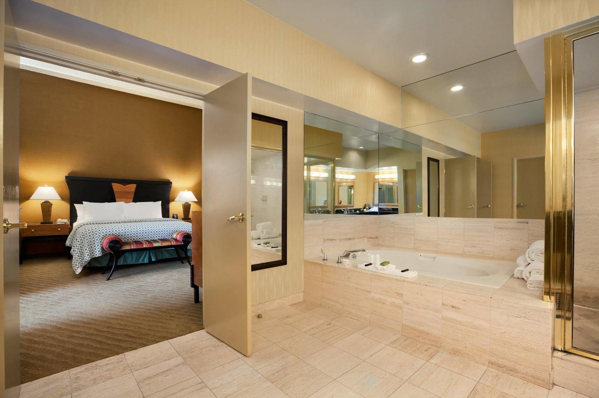Embassy By Hilton - North Orange County Hotel 3*